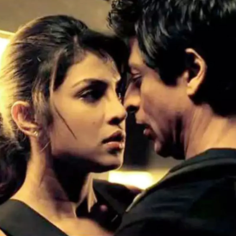 অনুষ্ঠানে প্রিয়ঙ্কা পৌঁছতেই শাহরুখ অভিনেত্রীকে আপ্যায়ন করতে চলে যান। প্রিয়ঙ্কার হাত ধরে তাঁর গালে সৌজন্যের খাতিরে চুমু এঁকে দেন শাহরুখ। পুরো ঘটনাটি গৌরীর নজরে পড়ে।