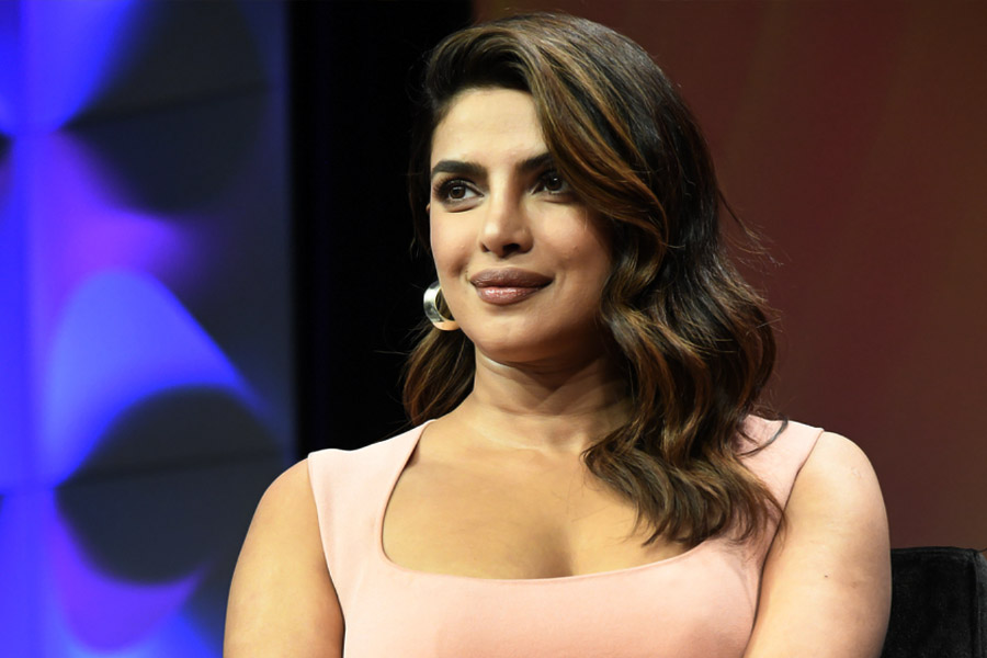 ধীরে ধীরে হিন্দি ফিল্মজগতে প্রিয়ঙ্কার কাজ পাওয়া কমে আসে। বলিউডের দিকে ঝুঁকতে থাকেন তিনি। সম্প্রতি স্বামী নিক জোনাসের সঙ্গে ভারতে এসেছেন প্রিয়ঙ্কা। ‘সিটাডেল’ ওয়েব সিরিজ়ের প্রচারের কাজে ব্যস্ত তিনি।