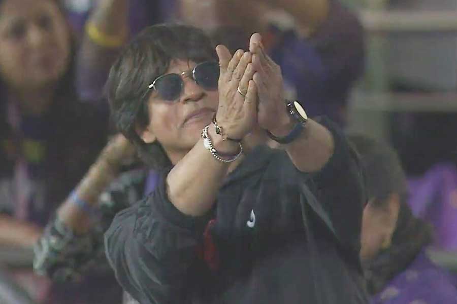 Shah Rukh Khan fly from mumbai to kolkata with daughter for kkr match