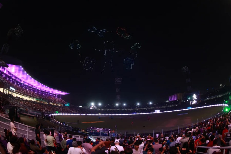 দুই ইনিংসের মাঝে ইডেনে লেজার শো।