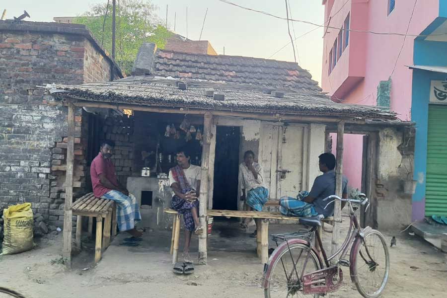 তক্তিপুর বাজার মোড়ের সেই চায়ের দোকান।
