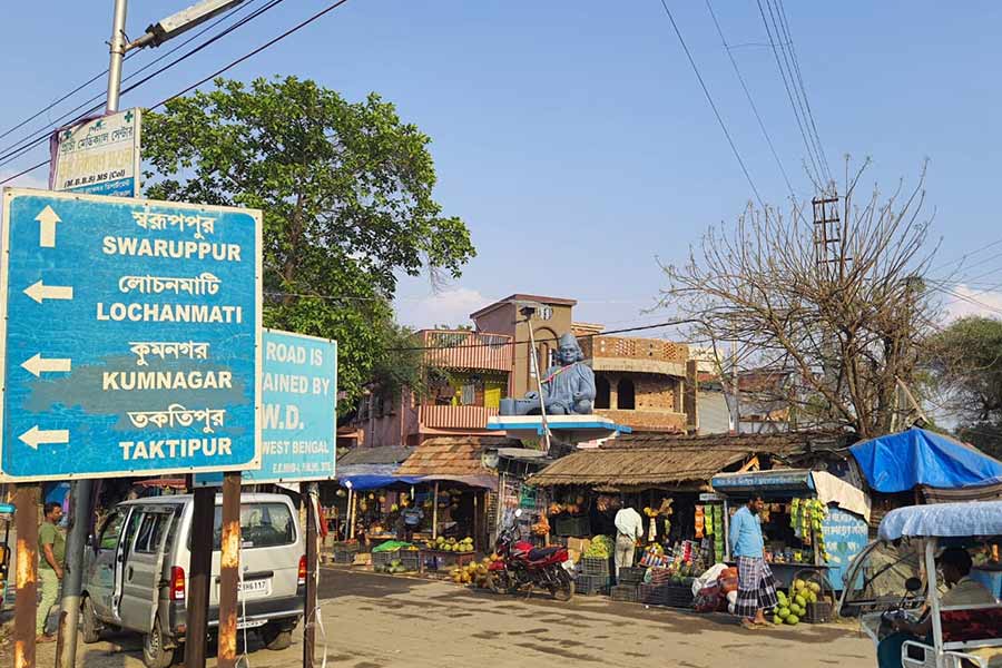 ভৈরব নদীর উপর গঙ্গাধারী সেতু পার করে কয়েক কিলোমিটার এগোলে গজনিপুর মোড়। তার ডান দিকে হরিহরপাড়া। সেখান থেকে আর একটু এগোলেই রুকুনপুর, তক্তিপুর, গজধরপাড়া— পর পর কয়েকটি গ্রাম।