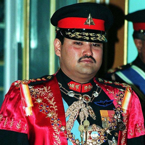 ২০০১ সালের ১ জুন ঘটেছিল ওই ঘটনা। নেপালের সরকারি তথ্য বলছে, রাজপ্রাসাদে সে দিন গুলি চালিয়েছিলেন নেপালের সেই সময়ের যুবরাজ, তৎকালীন রাজা বীরেন্দ্রের বড় ছেলে দীপেন্দ্র। নেপালের জনতার আদরের ‘দিপ্পি’। যদিও নেপালের বহু সংবাদ সংস্থা এমনকি, রাজপরিবার বিশেষজ্ঞদের অনেকেও সেই তথ্য মেনে নিতে চাননি। বদলে ষড়যন্ত্রের তত্ত্ব খাড়া করেছিলেন তাঁরা।