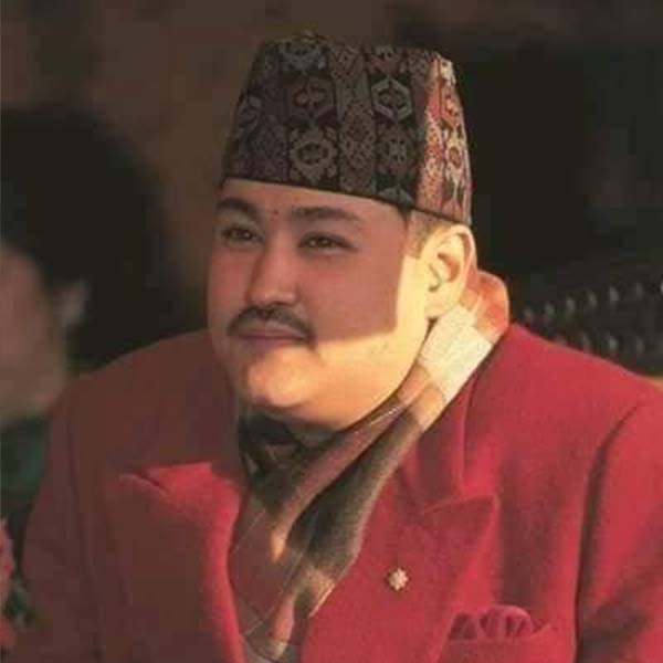 নেপালের এক অভিজাত পরিবারের কন্যা দেবযানী রানাকে বিয়ে করতে চেয়েছিলেন দীপেন্দ্র। দেবযানী ছিলেন ব্রিটেনের কলেজে দীপেন্দ্রর সহপাঠী। তাঁদের জুটি সেই সময় নেপালে জনপ্রিয়ও হয়েছিল। কিন্তু বিয়েতে মত দেয়নি রাজপরিবার। তাই নিয়েই পরিবারের সঙ্গে মন কষাকষি চলছিল যুবরাজের।