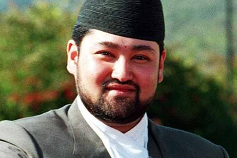 রাজপরিবারের দেওয়া বিবৃতি অনুযায়ী, দীপেন্দ্র সে দিন পার্টি চলাকালীন হুইস্কি পান করে এবং গাঁজা সেবন করে কিছুটা অপ্রকৃতিস্থ অবস্থায় হাজির হন বিলিয়ার্ড রুমে। তাঁর হাতে ধরা ছিল বন্দুক। কিন্তু তার পরও কেউ আটকায়নি দীপেন্দ্রকে। আর এখান থেকেই উঠে এসেছে ষড়যন্ত্রের তত্ত্ব।