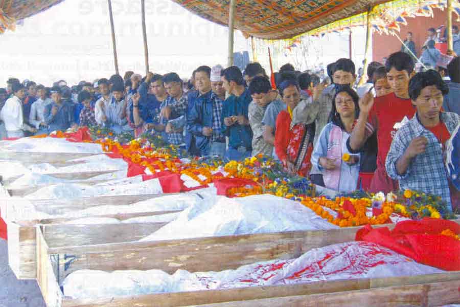 রাজপ্রাসাদের তরফে জানানো হয়েছিল, রানিকে হত্যা করার আগে দীপেন্দ্রর ছোট ভাই দীপেন্দ্র আর তঁদের মায়ের মাঝে দাঁড়িয়ে বাধা দিয়েছিলেন। বলেছিলেন, ‘‘মারতে হলে আগে আমাকে মারো। মাকে ছেড়ে দাও।’’ কিন্তু দীপেন্দ্র অবলীলায় দু’জনকেই হত্যা করেন। শেষে নিজেকেও গুলি করেন তিনি।