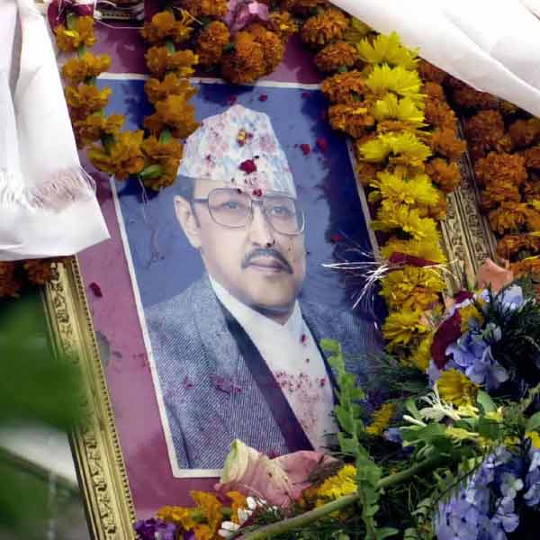 রাজার মৃত্যু হওয়ায় রাজবাড়ির নিয়ম মেনে দীপেন্দ্ররই রাজা হওয়ার কথা। কোমায় থাকাকালীন দীপেন্দ্রকে রাজা বলে ঘোষণাও করা হয়। কিন্তু রাজা হিসাবে দীপেন্দ্রের মেয়াদ শুরু না হতেই শেষ হয়ে যায়।