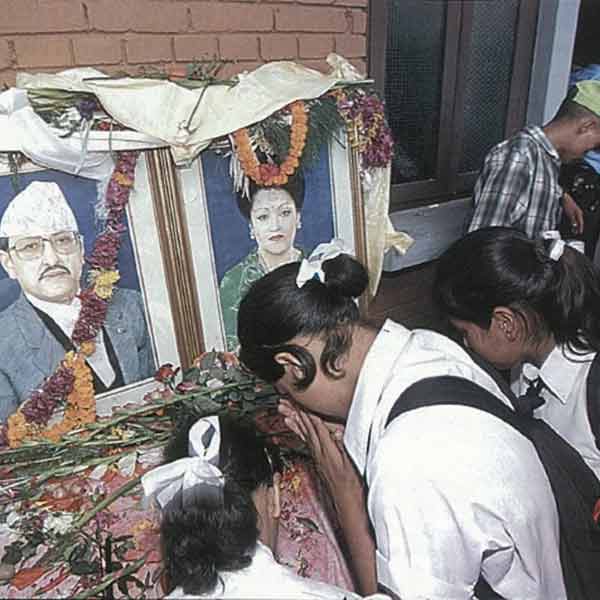 তিন দিন পর মৃত্যু হয় দীপেন্দ্রের। নতুন রাজা হন দীপেন্দ্রের কাকা জ্ঞানেন্দ্র। তার পরেই শুরু হয় নেপালের রাজপরিবারের বিরুদ্ধে নেপালের জনগণের বিক্ষোভ। সম্ভবত নেপালের রাজতন্ত্রের শেষের সেটাই শুরু। একদা নেপালের রাজবাড়ির সদস্যদের ‘দেবতার দূত’ ভাবা নেপালের জনতা রাজপরিবারকে ১৫ দিন সময় দেয় রাজপ্রাসাদ ছেড়ে চলে যাওয়ার জন্য।