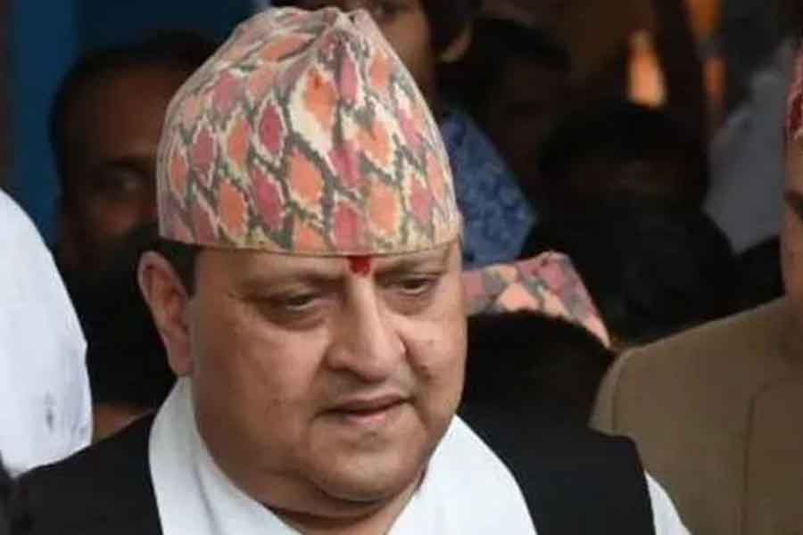  প্রশ্ন তোলার অবশ্য অবকাশও ছিল। রাজা বীরেন্দ্রর মৃত্যুর পর যে জ্ঞানেন্দ্র রাজা হয়ে বসেছিলেন, তাঁর পরিবারও সে দিনের সেই নৈশভোজের পার্টিতে উপস্থিত ছিল। কিন্তু তাঁদের কেউ সে দিনের ঘটনায় মারা যাননি। গুরুতর জখমও হননি।