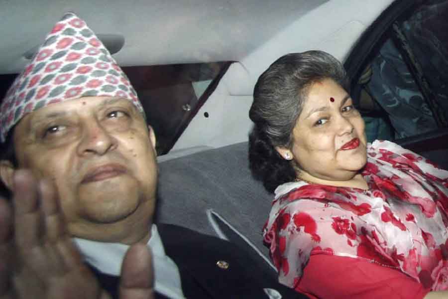 যে দেবযানীকে নিয়ে এই ঘটনার সূত্রপাত বলে বোঝাতে চেয়েছিল রাজপরিবার, তিনি জানিয়েছিলেন, দীপেন্দ্র সে দিন মত্ত অবস্থায় ছিলেন। এমনকি, রাজবাড়িতে তাঁর নিজের ঘরের ফোন নম্বর থেকে তিন বার ফোনও করেছিলেন তাঁকে। কিন্তু মদ্যপান করায় ঠিক করে কথাই বলতে পারছিলেন না দীপেন্দ্র। যদিও শেষ বার ফোনে তাঁকে জানিয়েছিলেন, তিনি ঘুমোতে যাচ্ছেন।