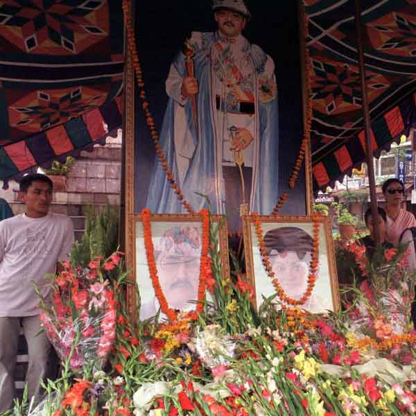 ষড়যন্ত্রের তত্ত্বে বিশ্বাসীরা প্রশ্ন তুলেছেন, যিনি মত্ত অবস্থায় কথাই বলতে পারছিলেন না, তিনি সঠিক লক্ষ্যে বন্দুক চালিয়ে বেছে বেছে নিজের পরিবারের সবাইকে হত্যা করলেন কী ভাবে?