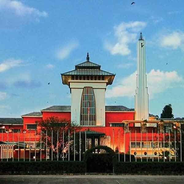 ২২ বছর আগের সেই ঘটনাকে ‘নেপালের কেনেডি হত্যা’ বলা হয়। ঘটনাটিকে একটি অত্যন্ত ঘোরালো রাজনৈতিক ষড়যন্ত্র বলে উল্লেখ করেছিলেন অনেকেই। এমনকি, নির্দিষ্ট দিনে নেপালের পরবর্তী রাজা জ্ঞানেন্দ্রর ঘটনাস্থলে উপস্থিত না থাকাটাও সেই ষড়যন্ত্রেরই অঙ্গ বলে মনে করেন অনেকে।