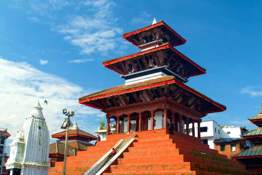 রাজা পৃথ্বীনারায়ণ সন্ন্যাসীকে খাবার দিলে তিনি সেটি কিছুটা খেয়ে রাজাকে ফিরিয়ে দিয়ে বলেছিলেন, ‘‘এটি প্রসাদ। এ বার এটা তুমি খেয়ে নাও।’’ রাজা তখন সবে তিনটি রাজ্য জয় করে ফিরেছিলেন। সন্ন্যাসীর কথায় তিনি ক্ষুব্ধ হন। খাবারটি মাটিতে ছুড়ে ফেলে তিনি বলেন, তিনি এঁটো খাবেন কেন?