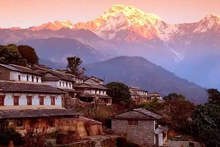 কথিত আছে, সেই সময় সন্ন্যাসী তাঁকে বলেছিলেন, ১০ পুরুষ পর রাজার রাজত্ব শেষ হয়ে যাবে। বীরেন্দ্র ছিলেন সেই পৃথ্বী শাহের একাদশতম বংশধর। তাঁর পরে জ্ঞানেন্দ্র রাজা হলেও সেই রাজত্ব টেকেনি। নেপালে রাজতন্ত্র ভেঙে গণতন্ত্র প্রতিষ্ঠিত হয়।