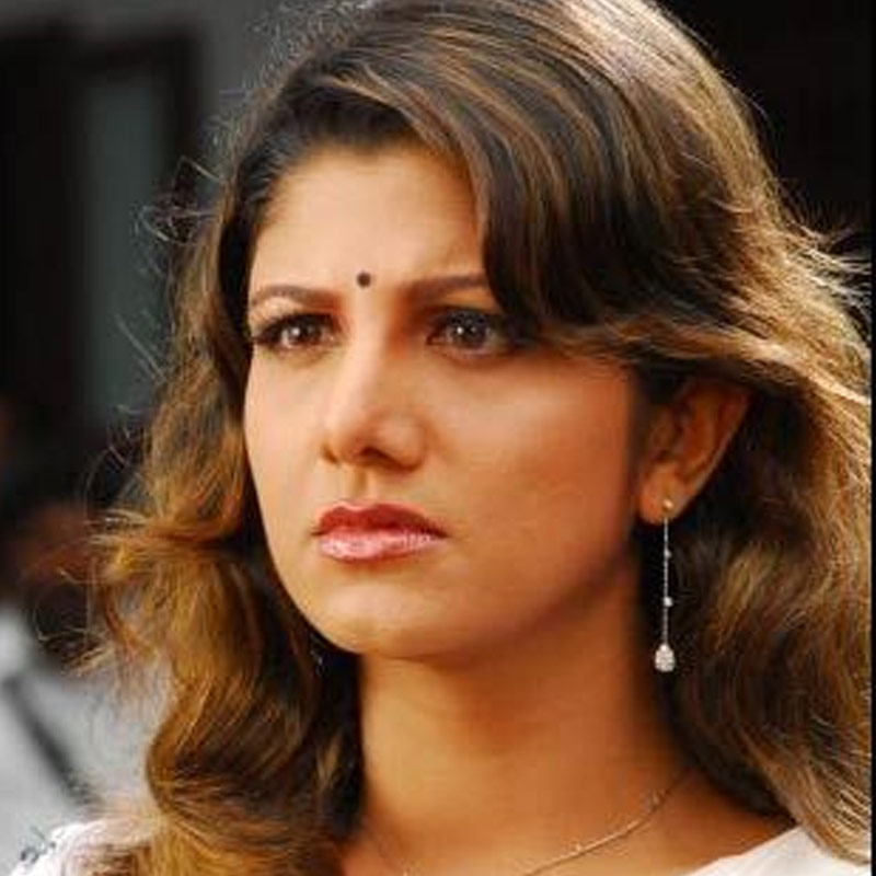 কিন্তু বিয়ের পর রম্ভার মাথায় বাজ ভেঙে পড়ে। মধুচন্দ্রিমায় বিদেশে ঘুরতে গিয়েছিলেন রম্ভা এবং ইন্দ্রকুমার। ঘুরতে গিয়েই তাঁর স্বামীর সম্পর্কে এমন এক কথা জানতে পারেন যে, তাঁদের সম্পর্কে চিড় ধরে যায়।