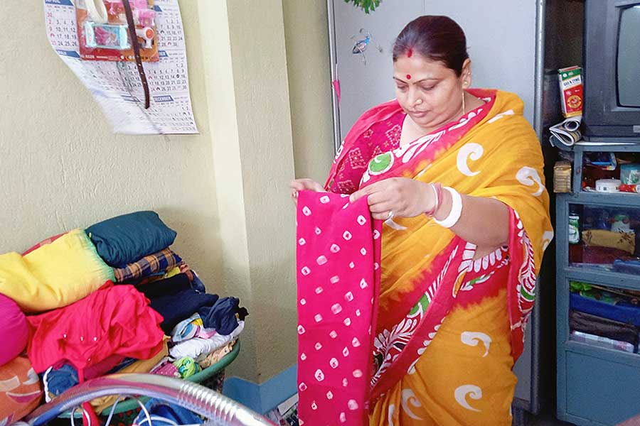 ঘর গোছানোর কাজে ব্যস্ত রিনা।