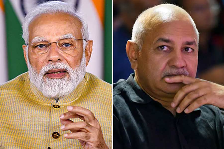 Low Qualifications of PM Narendra Modi dangerous for country, says AAP leader Manish Sisodia in a letter addressing to the people of India.