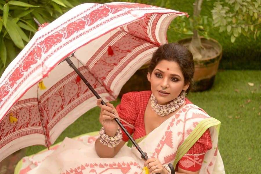Tollywood actress Moonmoon Sen praises Sudipta Chakraborty, sends her gift after watching Binodini Opera