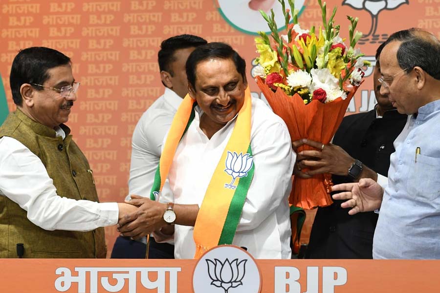 Former Andhra CM and Congress leader Kiran Reddy joins BJP on Friday