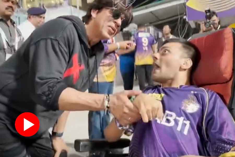 Shah Rukh Khan Kisses Specially-Abled Super Fan at KKR Match 