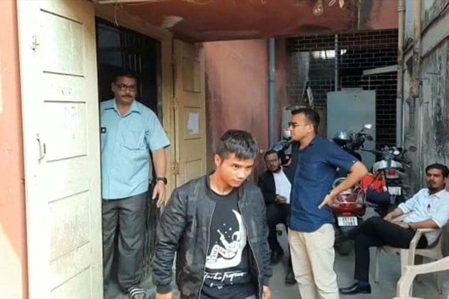 2 people arrested for allegedly carrying illegal gold