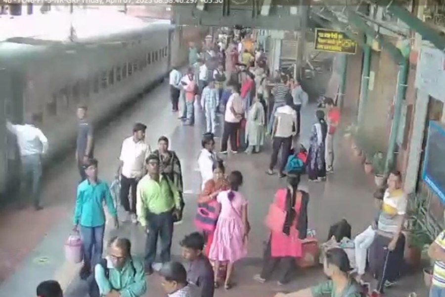Row over Woman jumps over train in Asansol station