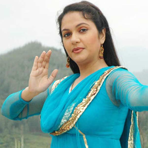 ২০০৮ সালে মুক্তিপ্রাপ্ত ‘দেশদ্রোহী’ ছবিতে অভিনয়ের প্রস্তাব পান গ্রেসি। সেই প্রস্তাব তিনি ফিরিয়ে দেননি। ওই ছবিতে গ্রেসি অভিনয় করেছিলেন বিতর্কিত তারকা কমল রশিদ খান বা কেআরকে-র বিপরীতে।