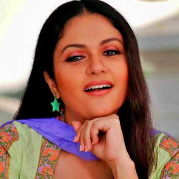 গ্রেসির অভিনয় নিয়েও প্রশ্ন উঠতে শুরু করেছিল বলিউডে। আমির, অজয়, সঞ্জয়ের সঙ্গে অভিনয় করা অভিনেত্রী কেআরকের সঙ্গে অভিনয় করে নিজের ‘জাত’ নষ্ট করেছেন মনে করেও নাকি অনেক পরিচালক তাঁকে ছবি থেকে বাদ দেন।