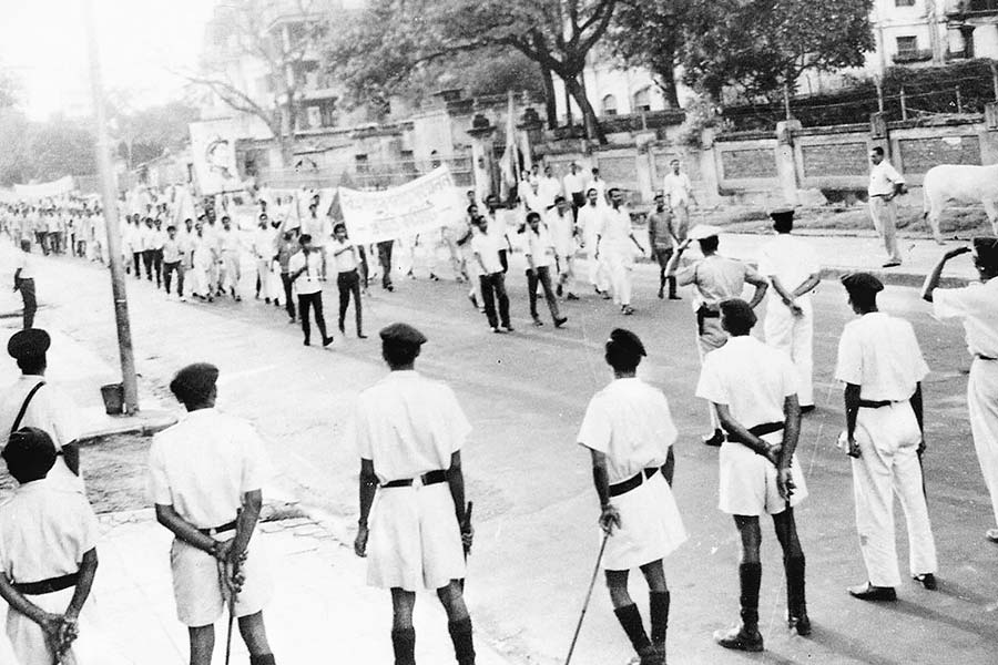 আন্দোলন: কলকাতার পথে নকশালদের মিছিল। ১৯৬৮-৬৯ সালের ছবি