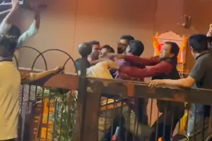 Bar staff and customers got into fight in Mumbai.