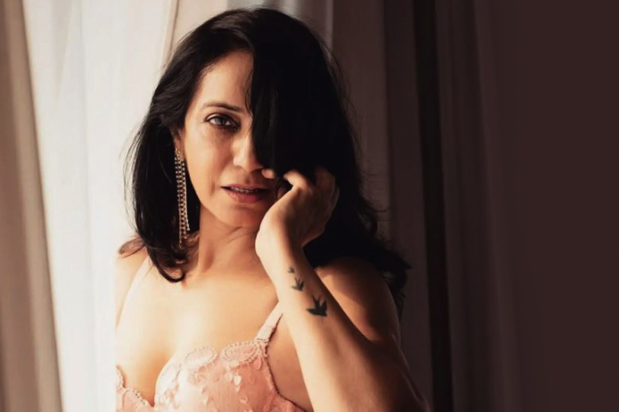 অন্তর্বাসের বিজ্ঞাপনে সব সময়ই কমবয়সিদের দেখা যায় কেন? এ পেশায় কি চল্লিশ পেরোনো মহিলাদের কোনও চাহিদাই নেই? চল্লিশ বা পঞ্চাশের কোঠায় ঢুকে পড়া মানেই কি বয়স্কদের খাঁচায় নিজেকে বন্দি করে রাখতে হবে? এমন নানা প্রশ্ন তুলেছেন গীতা।