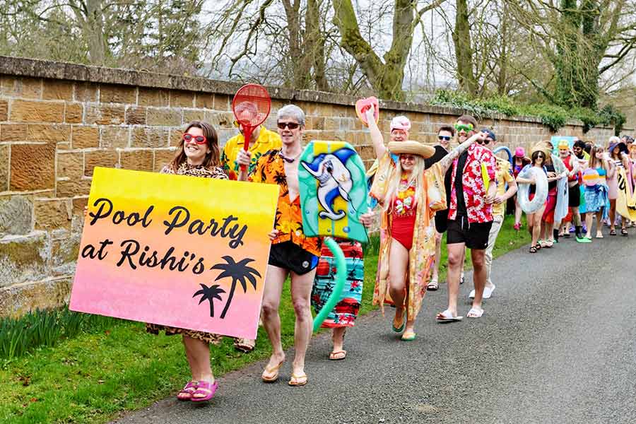 বিক্ষোভ: সুনকের বাড়ির সামনে।