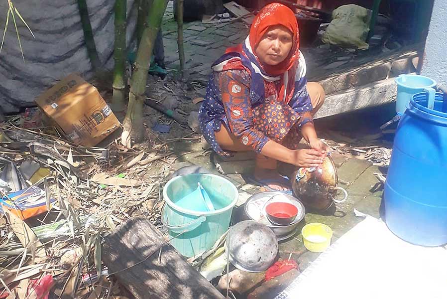 ঘরের কাজে ব্যস্ত হালিমা খাতুন।