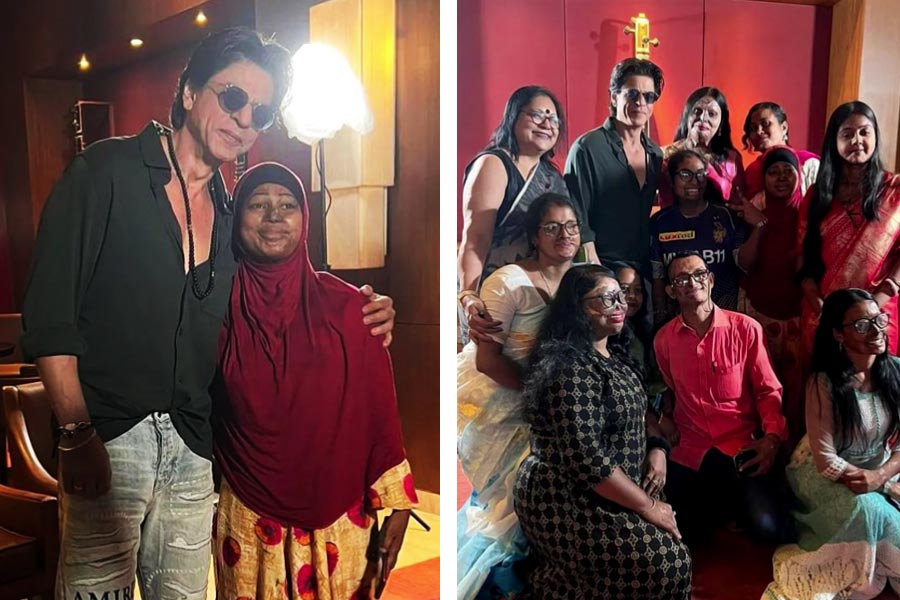 Shah Rukh Khan clicks pics with acid attack survivors