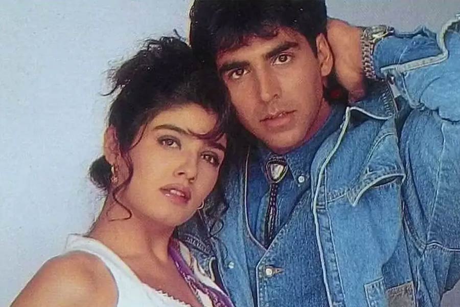 image of raveena tendon and Akshay Kumar 