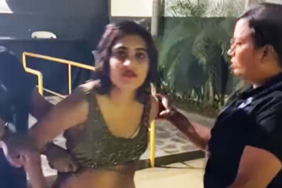 Nagpur woman threatens to strip after rejected to enter club.