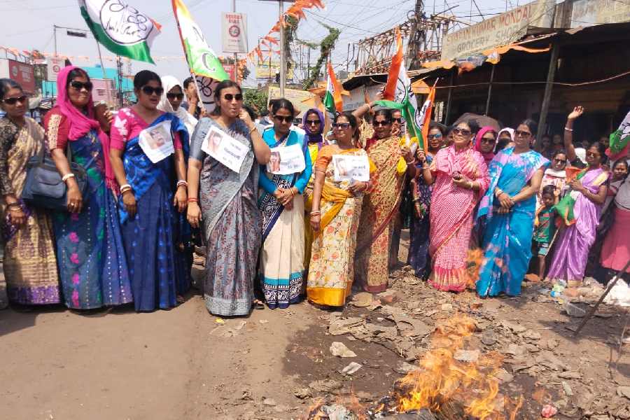 TMC’s women workers protested Kailas Vijayvargiya\'s comments