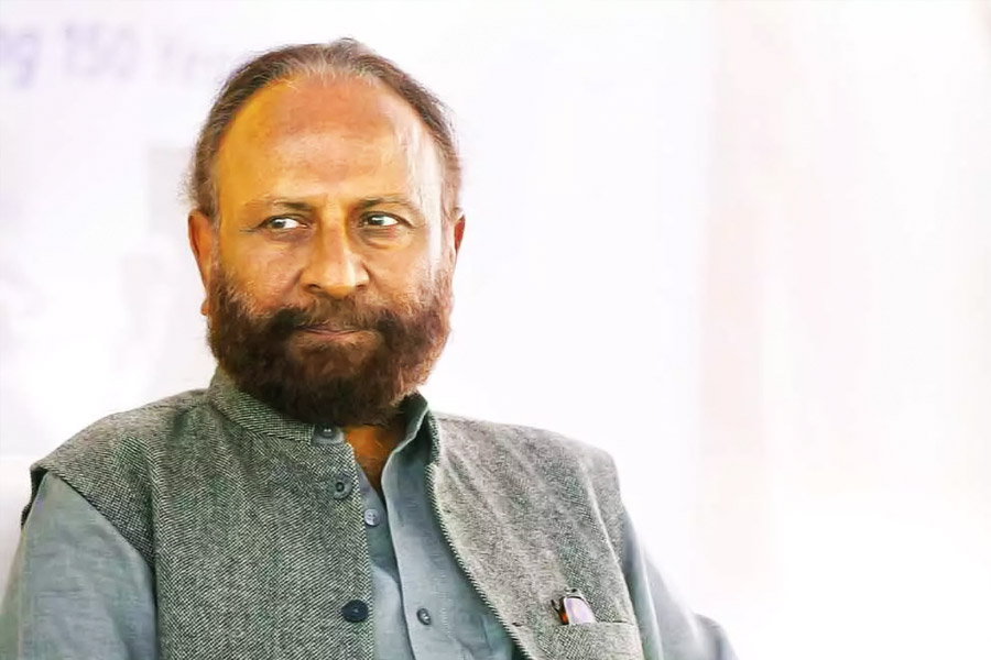 কেতন ভেবেছিলেন যে, আমির এবং ঐশ্বর্যার মতো দুই তারকা অভিনয় করলে তা দর্শকের কাছে আরও বেশি আকর্ষণীয় হয়ে উঠবে। ‘মঙ্গল পাণ্ডে’ অভিনয়ের জন্য দেড় কোটি টাকা পারিশ্রমিক চেয়েছিলেন ঐশ্বর্যা।