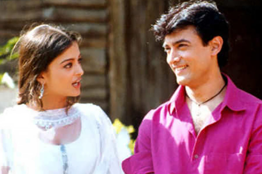 এমনকি, এক নামী ঠান্ডা পানীয়ের বিজ্ঞাপনেও আমিরের সঙ্গে অভিনয় করেছিলেন ঐশ্বর্যা। বলিপাড়া সূত্রে খবর, বিজ্ঞাপনে কাজ করার সময় ঐশ্বর্যার সঙ্গে আমির এমন মজা করেছিলেন যে অভিনেত্রী তাঁর উপর রেগে গিয়েছিলেন। তার পর থেকেই নাকি আমিরের সঙ্গে কাজ করতে চাননি তিনি। 