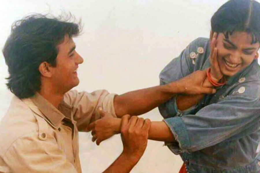 কানাঘুষো শোনা যায় যে, শুটিং সেটে মাঝেমধ্যেই নায়িকাদের সঙ্গে ঠাট্টা করতেন আমির। জুহি চাওলার সঙ্গে একটি ছবির শুটিং করছিলেন আমির। শুটিংয়ের মাঝে নাকি তিনি জুহির সঙ্গে এমন মজা করেছিলেন যে, অভিনেত্রী টানা সাত বছর আমিরের সঙ্গে কথা বলেননি।