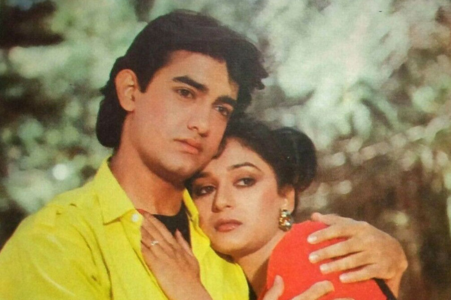 মাধুরীর সঙ্গেও ঠাট্টা তামাশা করতে গিয়েও বিপাকে পড়েছিলেন আমির। কানাঘুষো শোনা যায় যে, শুটিংয়ের বিরতির মাঝে মাধুরীর তালুর উপর থুতু ফেলে দিয়েছিলেন তিনি। আমিরের উপর রেগে গিয়ে নাকি সেট জুড়ে আমিরকে মারার জন্য দৌড়ে বেরিয়েছিলেন মাধুরী।