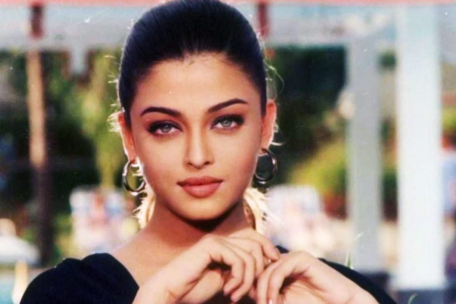 অন্য দিকে বলিপাড়ার একাংশের অনুমান, ঐশ্বর্যার জনপ্রিয়তা বেড়ে যাওয়ার কারণে তিনি অতিরিক্ত পারিশ্রমিক দাবি করে বসেন। তাই ছবি থেকে বাদ পড়েন ঐশ্বর্যা।