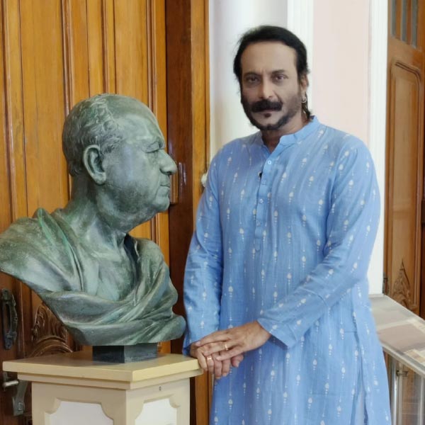 Bollywood actor Milind Gunaji 