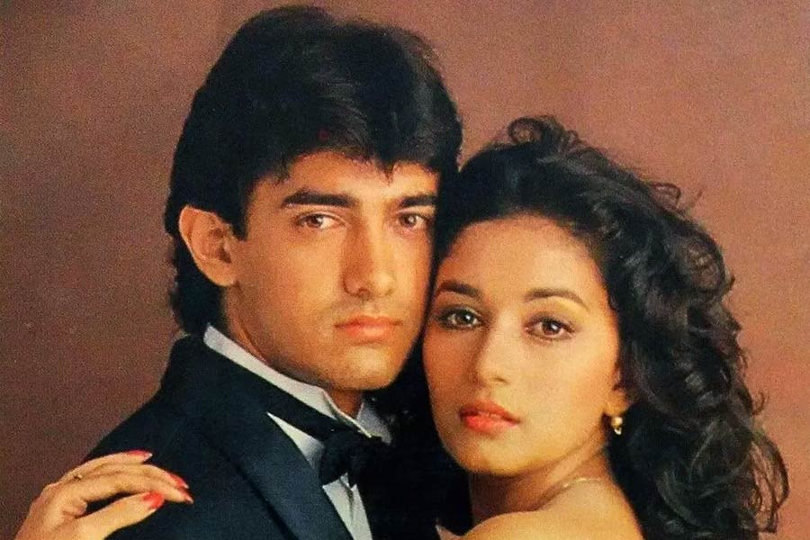 আশির দশকের শেষের দিকেই হিন্দি ফিল্মজগতে নিজেদের কেরিয়ার গড়তে নেমেছিলেন আমির খান এবং মাধুরী দীক্ষিত। তিন দশকের বেশি সময় কেটে গেলেও বলিপাড়ার এই দুই তারকা একসঙ্গে মাত্র দু’টি ছবিতে অভিনয় করেছেন। ১৯৯০ সালের পর আর কাজ করতে দেখা যায়নি দু’জনকে। বলিপাড়ার একাংশের দাবি, আমিরের অভব্য আচরণের জন্যই নাকি মাধুরী তাঁর সঙ্গে আর কাজ করতে চাননি।