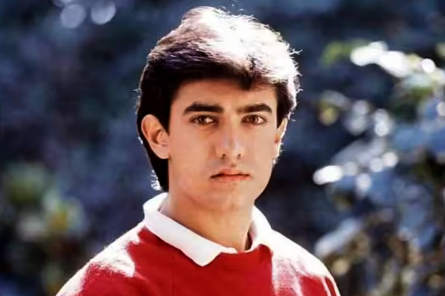 ১৯৮৮ সালে মুক্তিপ্রাপ্ত ‘কয়ামত সে কয়ামত তক’ হিন্দি ছবিতে অভিনয় করে জনপ্রিয় হয়ে উঠেছিলেন আমির। কিন্তু তার পর মুক্তি পাওয়া গুটিকতক ছবিতে অভিনয় করেও বক্স অফিসে তা উপার্জন করতে ব্যর্থ হয়।