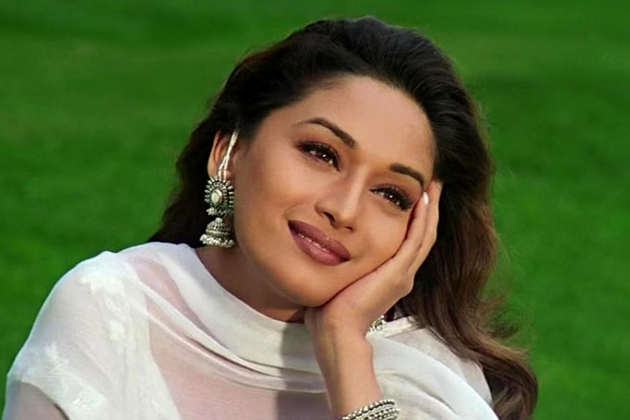 অন্য দিকে, বলিপাড়া তখন মাধুরীর প্রশংসায় পঞ্চমুখ। অভিনয় হোক বা নাচ— মাধুরী যেন সব কিছুতেই নিপুণ। পরিচালক ইন্দ্র কুমার তখন ‘দিল’ নামের একটি হিন্দি ছবিতে কাজ করার জন্য আমিরকে অভিনয়ের প্রস্তাব দেন। 