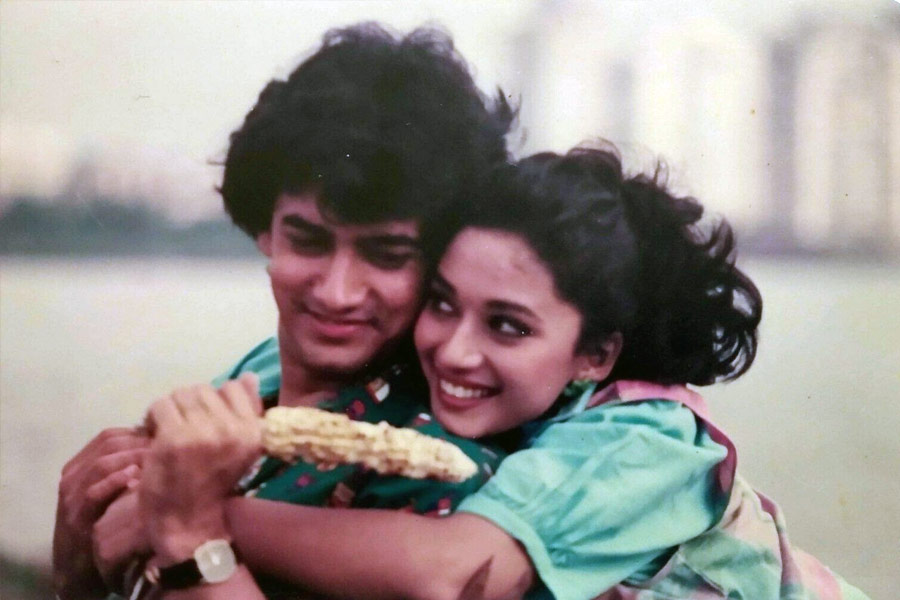 ফারহান আখতার সঞ্চালিত একটি রিয়্যালিটি শোয়ে আমির ‘দিল’ ছবির শুটিংয়ের অভিজ্ঞতা নিয়ে মুখ খোলেন। আমির জানান যে, তিনি নাকি মাধুরীর হাতে থুতু ফেলে দিয়েছিলেন।