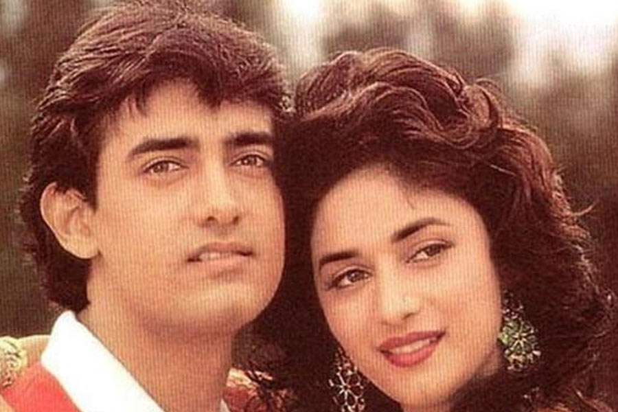 ১৯৯০ সালে মুক্তিপ্রাপ্ত ‘দিল’ ছবিতে আমির এবং মাধুরীর সম্পর্কের রসায়ন দর্শকের মনে ধরে। পর্দার নেপথ্যেও তাঁদের সম্পর্ক মজবুত ছিল। ঠাট্টা-তামাশা করতে করতেই কাজ করতেন।