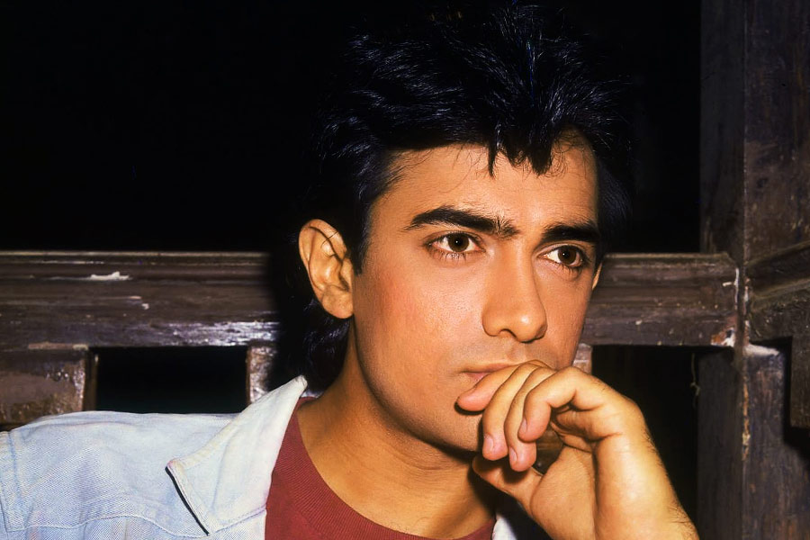 আমির ভবিষ্যৎ বলতে পারেন জেনে মাধুরী আগ্রহী হয়ে অভিনেতার দিকে নিজের হাত বাড়িয়ে দেন। আগামী দিনে মাধুরীর সঙ্গে কী কী ঘটতে পারে, তা জানতে চান অভিনেত্রী।