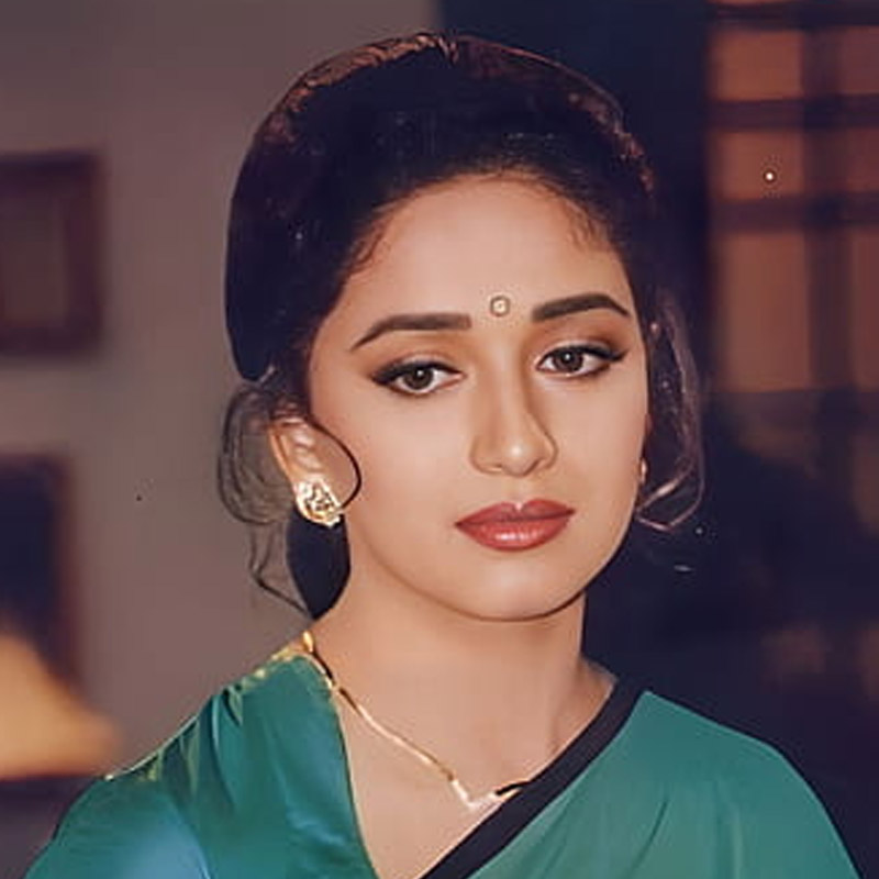 আমিরও নিখুঁত ভাবে মাধুরীর হাতের রেখা পর্যবেক্ষণ করতে শুরু করেন। অভিনেতা মাধুরীকে বলেন, ‘‘তুমি খুব নরম মনের মানুষ। খুব সহজে অনুভূতিপ্রবণ হয়ে পড়ো।’’